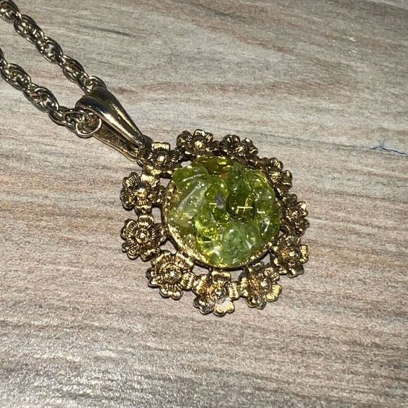 Vintage 1960's Green Jade Simulated Chip Pendant Necklace Gold Tone Link Chain - Picture 4 of 6